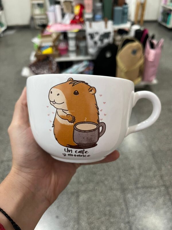 Tazón Capibara "Un café y arranco"