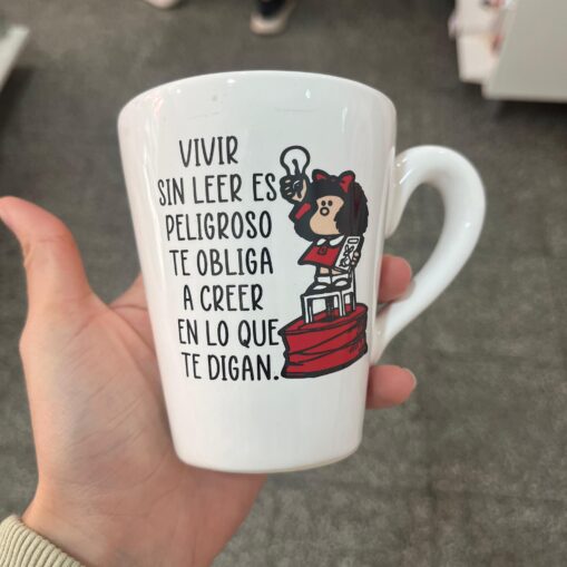 Taza Mafalda "Vivir sin leer"