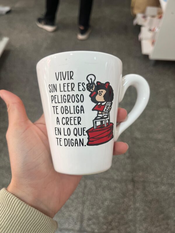 Taza Mafalda "Vivir sin leer"