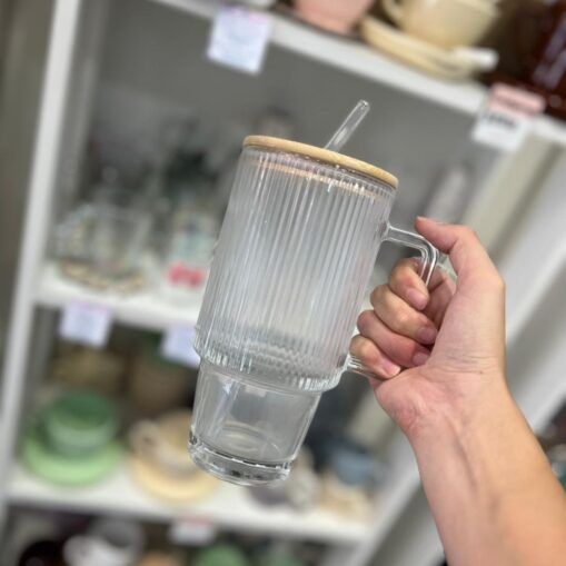 Vaso de vidrio con tapa y sorbete