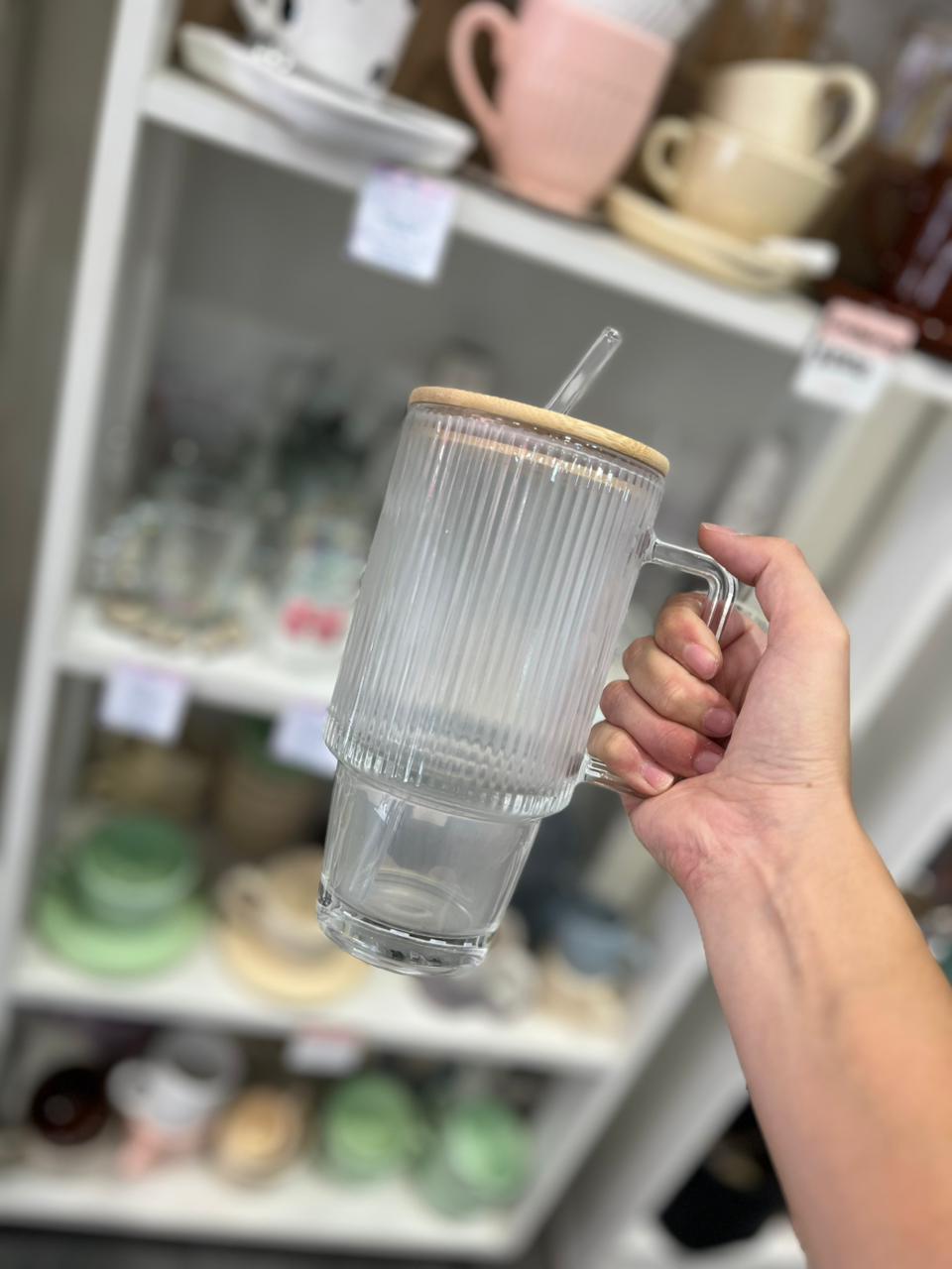 Vaso de vidrio con tapa y sorbete