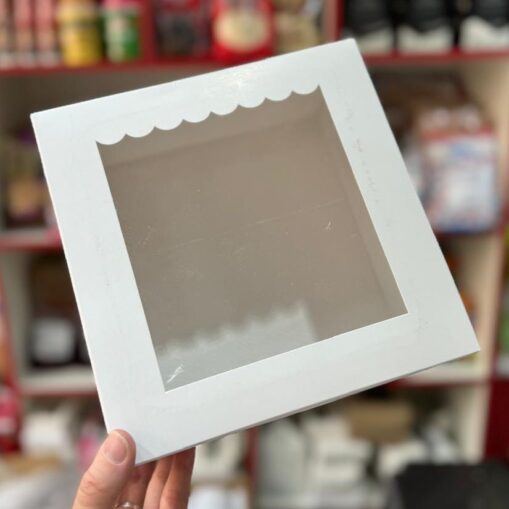 Caja cuadrada blanca con viruta