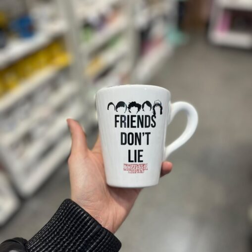 Taza Stranger Things "Friends don´t lie"