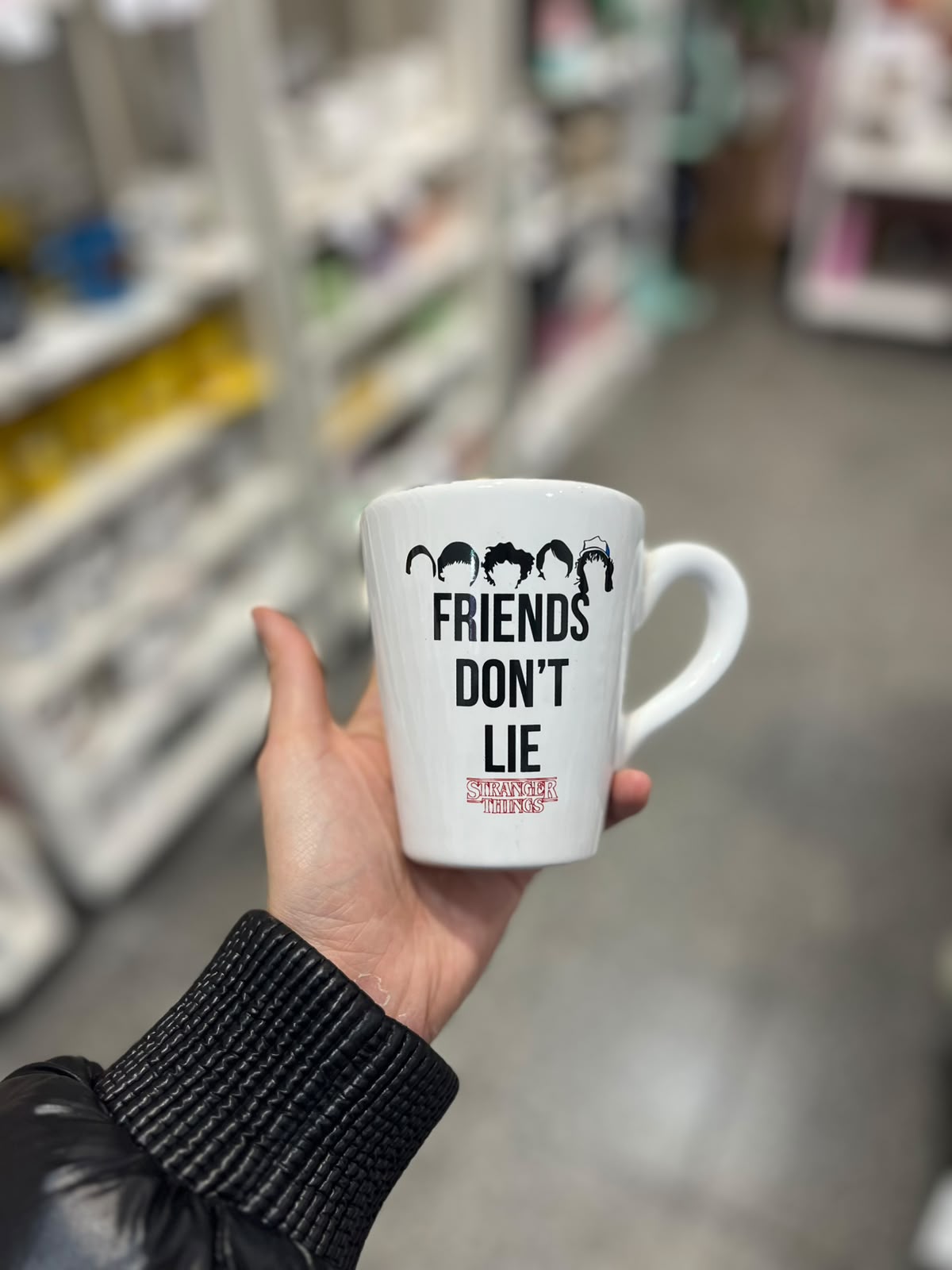Taza Stranger Things «Friends don´t lie»