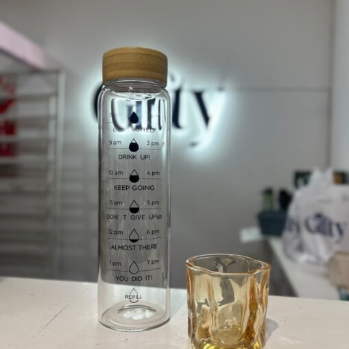 Botella de vidrio Tapa Bambú + vaso dorado