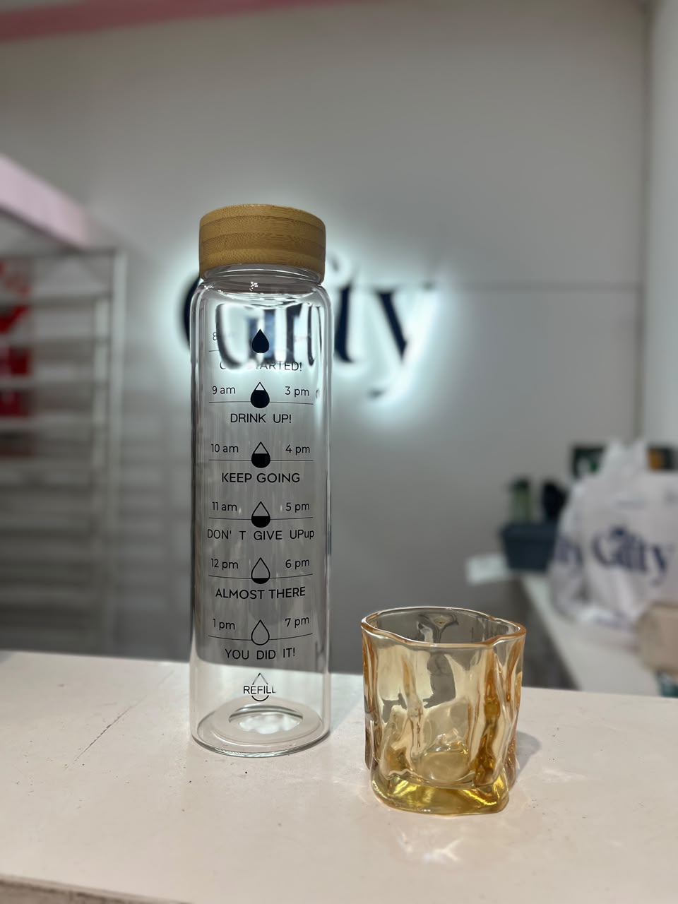 Botella de vidrio Tapa Bambú + vaso dorado