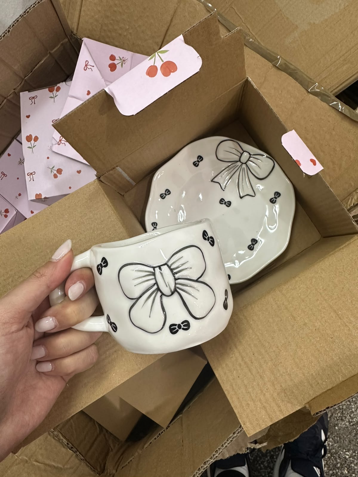 Combo taza + plato Importado "Moño Negro"