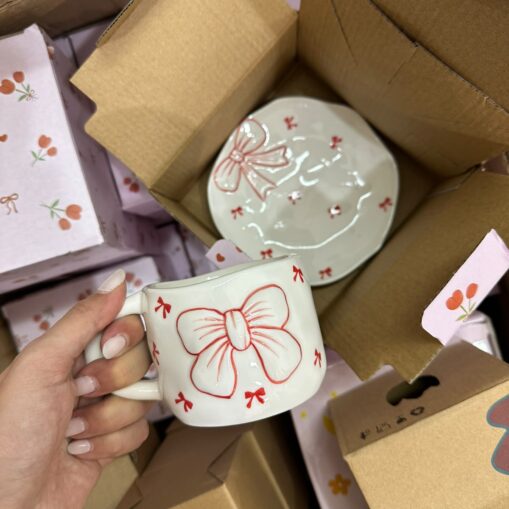 Combo taza + plato Importado "Moño Rojo"