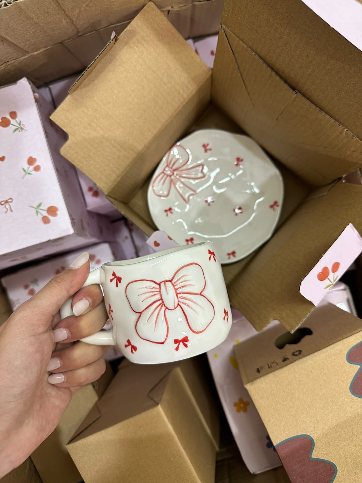 Combo taza + plato Importado "Moño Rojo"