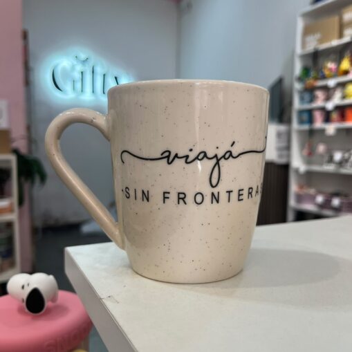 Taza "Viajá sin fronteras"